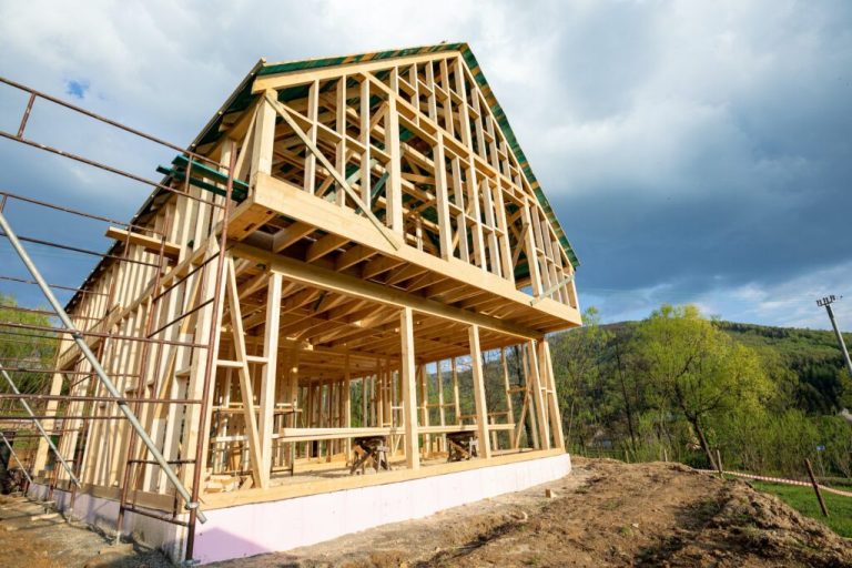 Quelle est la taille du bois à utiliser pour une maison à deux étages de 24 x 24 ?